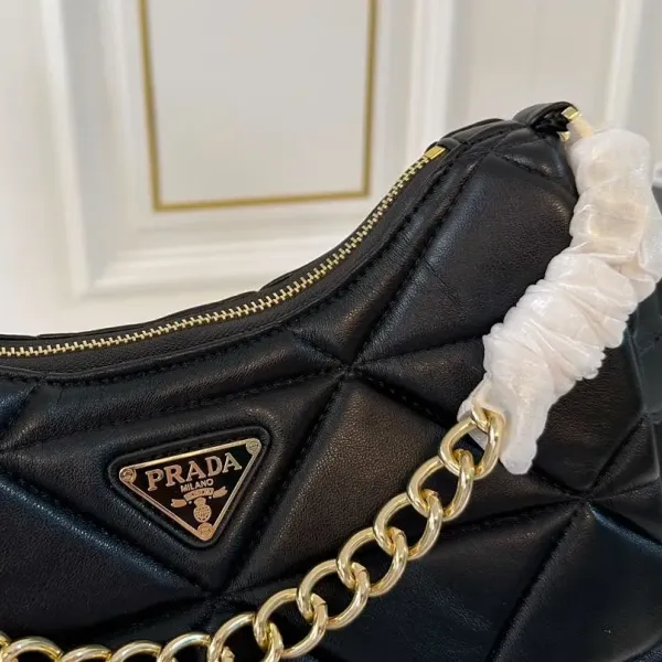 【2026】【PRADA 公式 旗艦店】プラダ 斜めがけバッグ 当日出荷 好評に付き再入荷!26*13CM 240719 【2026】【PRADA 公式 旗艦店】プラダ 斜めがけバッグ 当日出荷 好評に付き再入荷!26*13CM 240719