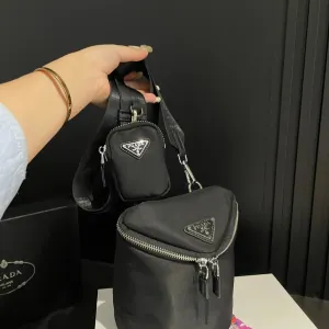 【2026】【PRADA  公式 旗艦店】プラダ  斜めがけバッグ 当日出荷 好評に付き再入荷！20*16CM  240719