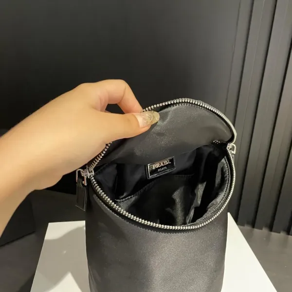 【2026】【PRADA  公式 旗艦店】プラダ  斜めがけバッグ 当日出荷 好評に付き再入荷！20*16CM  240719