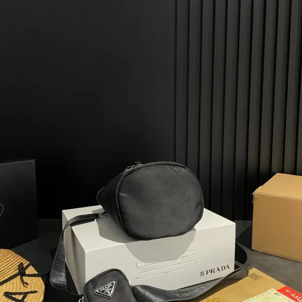 【2026】【PRADA  公式 旗艦店】プラダ  斜めがけバッグ 当日出荷 好評に付き再入荷！20*16CM  240719
