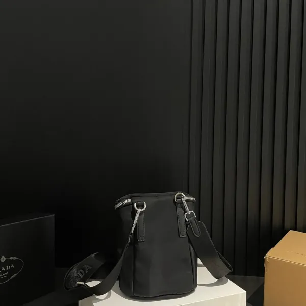 【2026】【PRADA  公式 旗艦店】プラダ  斜めがけバッグ 当日出荷 好評に付き再入荷！20*16CM  240719
