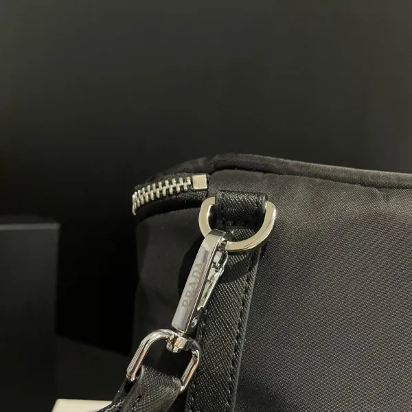【2026】【PRADA  公式 旗艦店】プラダ  斜めがけバッグ 当日出荷 好評に付き再入荷！20*16CM  240719