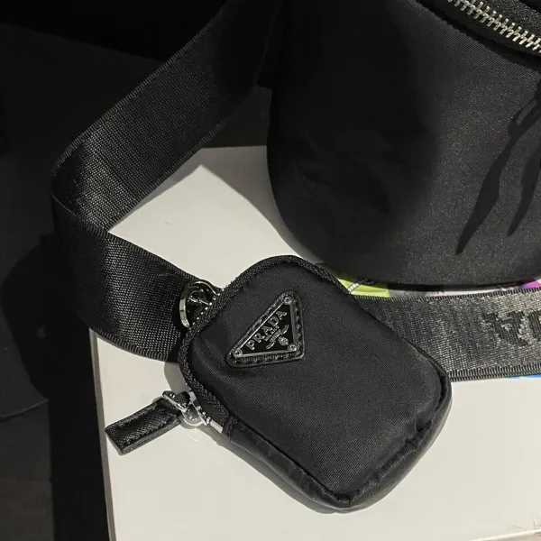 【2026】【PRADA  公式 旗艦店】プラダ  斜めがけバッグ 当日出荷 好評に付き再入荷！20*16CM  240719