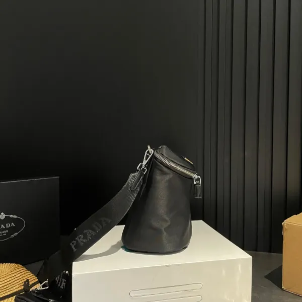 【2026】【PRADA  公式 旗艦店】プラダ  斜めがけバッグ 当日出荷 好評に付き再入荷！20*16CM  240719
