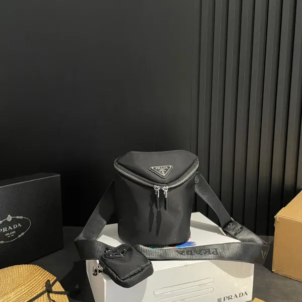 【2026】【PRADA  公式 旗艦店】プラダ  斜めがけバッグ 当日出荷 好評に付き再入荷！20*16CM  240719