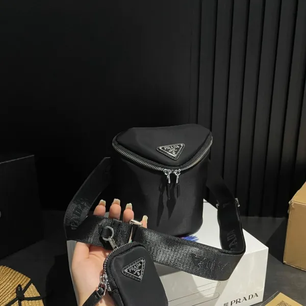 【2026】【PRADA  公式 旗艦店】プラダ  斜めがけバッグ 当日出荷 好評に付き再入荷！20*16CM  240719