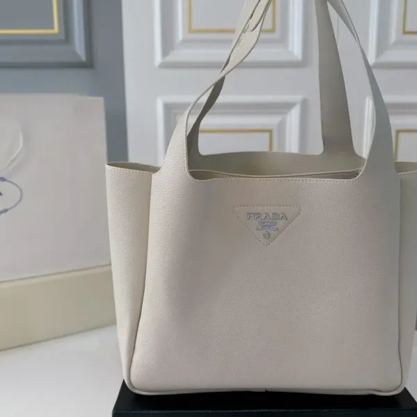【2026】【PRADA  公式 旗艦店】プラダ  ハンドバッグ 当日出荷 好評に付き再入荷！31*26CM  240719