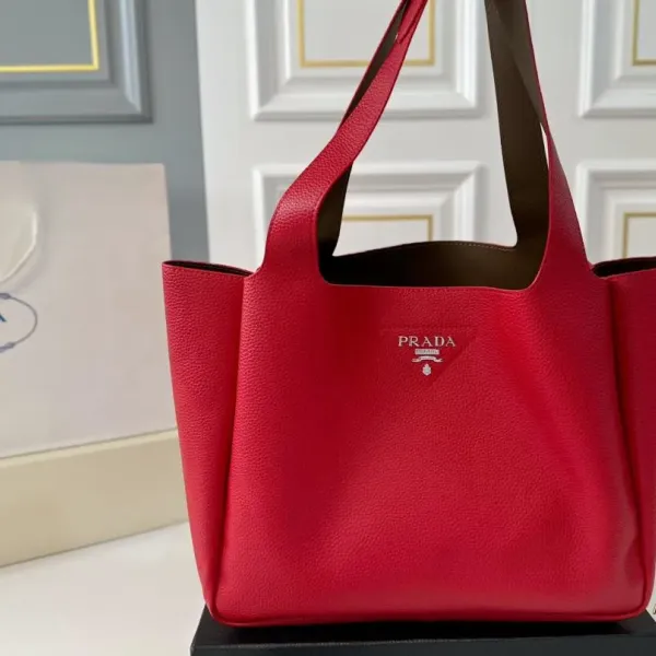 【2026】【PRADA  公式 旗艦店】プラダ  ハンドバッグ 当日出荷 好評に付き再入荷！31*26CM  240719