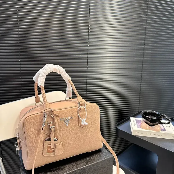 【2026】【PRADA  公式 旗艦店】プラダ   ハンドバッグ当日出荷 好評に付き再入荷！31*21CM  240719
