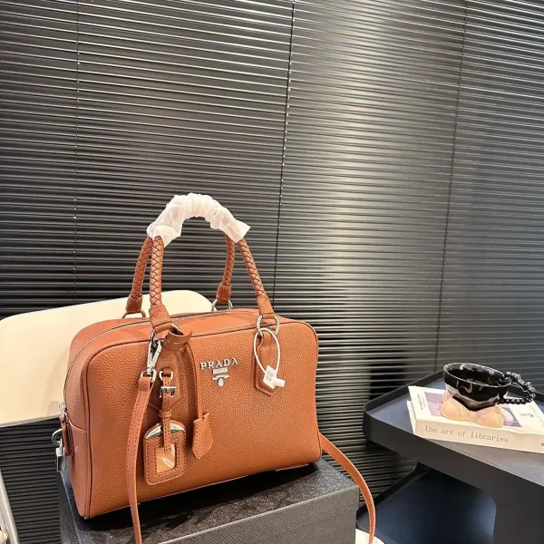 【2026】【PRADA  公式 旗艦店】プラダ   ハンドバッグ当日出荷 好評に付き再入荷！31*21CM  240719