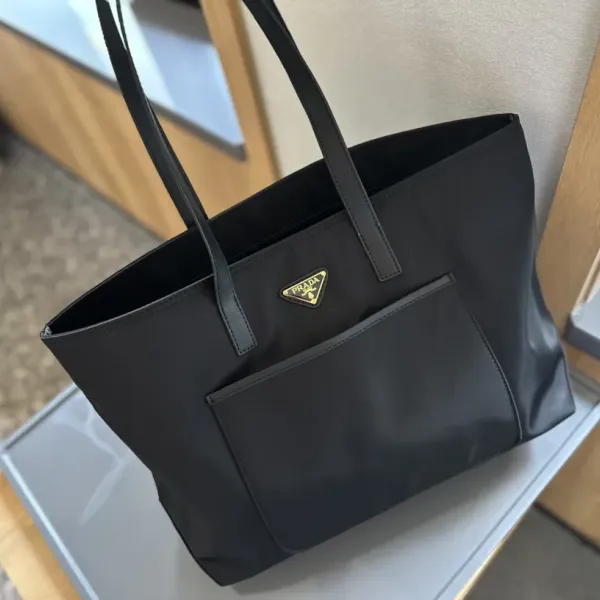 【2026】【PRADA  公式 旗艦店】プラダ   ハンドバッグ当日出荷 好評に付き再入荷！37*32CM  240719
