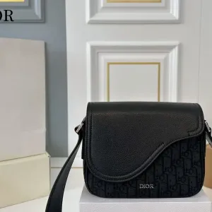 【2026】【DIOR公式旗艦店】ディオール  斜めがけバッグ 当日出荷 好評に付き再入荷！23*18CM 240720