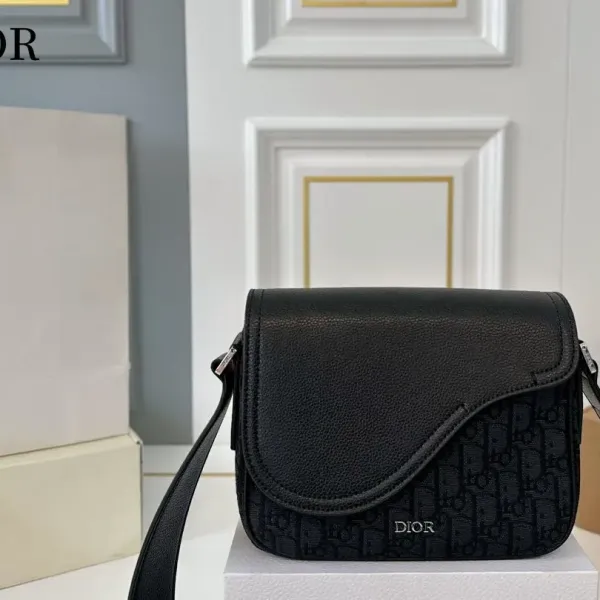 【2026】【DIOR公式旗艦店】ディオール  斜めがけバッグ 当日出荷 好評に付き再入荷！23*18CM 240720