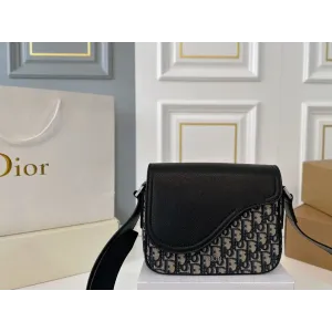 【2026】【DIOR公式旗艦店】ディオール  斜めがけバッグ 当日出荷 好評に付き再入荷！23*18CM 240720