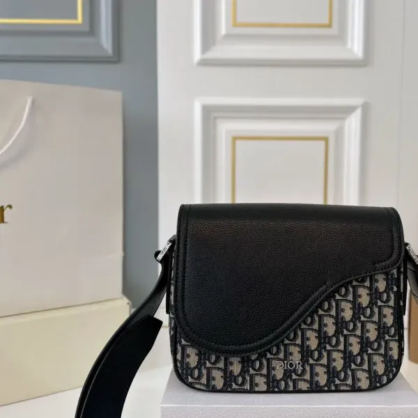 【2026】【DIOR公式旗艦店】ディオール  斜めがけバッグ 当日出荷 好評に付き再入荷！23*18CM 240720