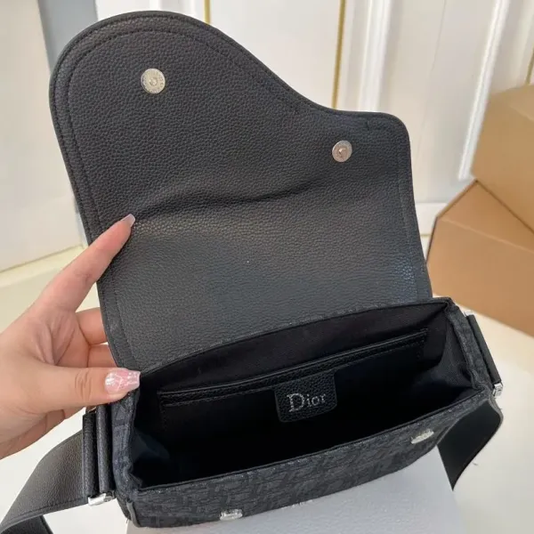 【2026】【DIOR公式旗艦店】ディオール  斜めがけバッグ 当日出荷 好評に付き再入荷！23*18CM 240720