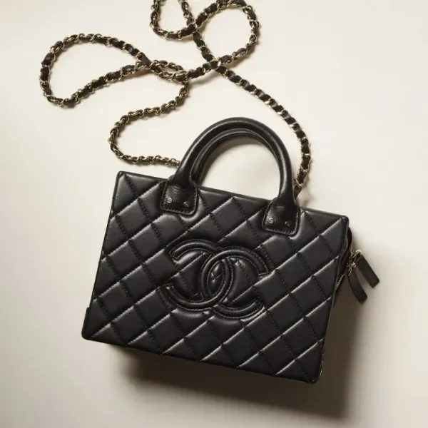 【2026】【完売必至】CHANEL バニティケース バッグ  4カラー 20.5*15*10.5cm