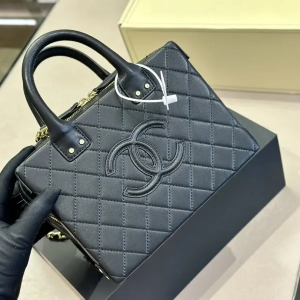 【2026】【完売必至】CHANEL バニティケース バッグ  4カラー 20.5*15*10.5cm