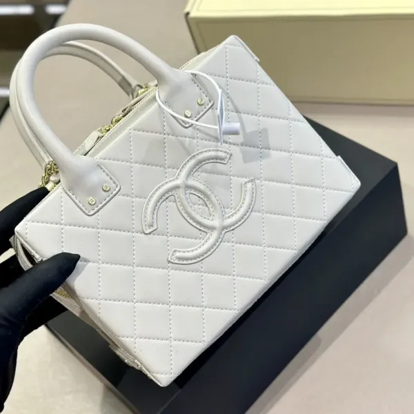 【2026】【完売必至】CHANEL バニティケース バッグ  4カラー 20.5*15*10.5cm