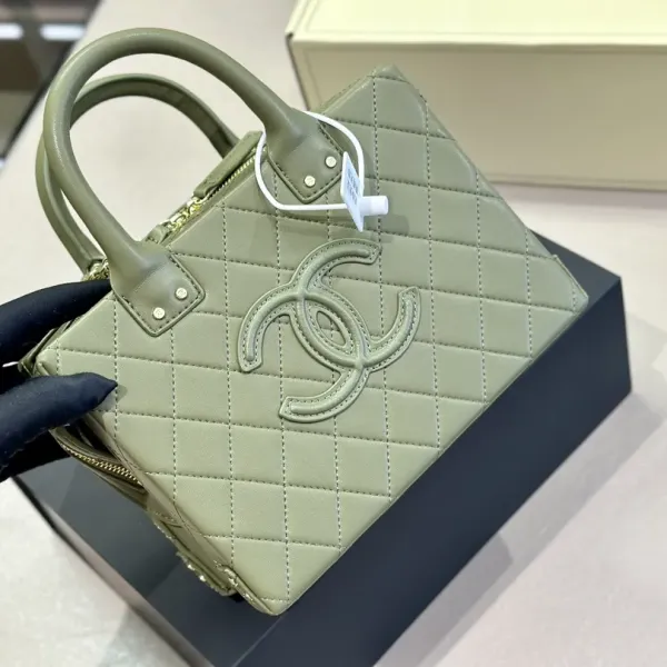 【2026】【完売必至】CHANEL バニティケース バッグ  4カラー 20.5*15*10.5cm