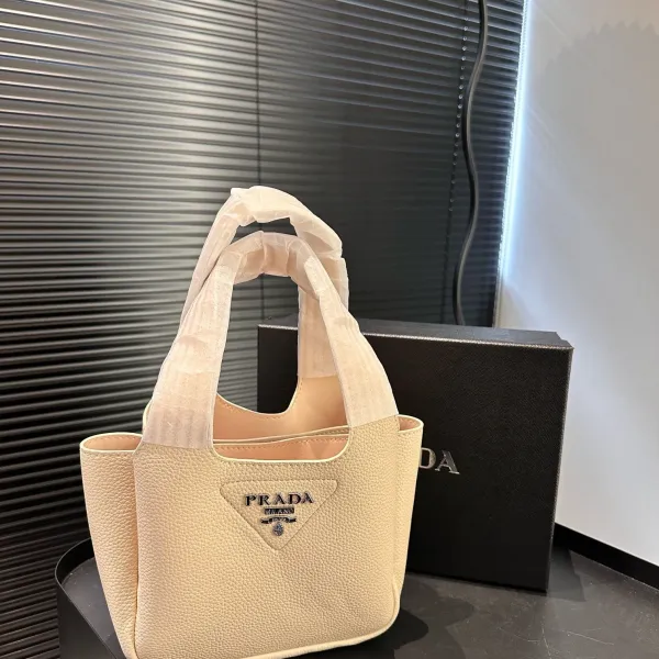 【2026】【PRADA 公式旗艦店】プラダ  ハンドバッグ 当日出荷 好評に付き再入荷！17*15CM