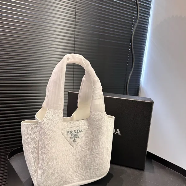 【2026】【PRADA 公式旗艦店】プラダ  ハンドバッグ 当日出荷 好評に付き再入荷！17*15CM