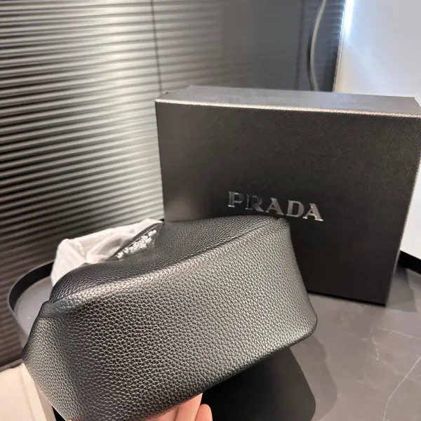 【2026】【PRADA 公式旗艦店】プラダ  ハンドバッグ 当日出荷 好評に付き再入荷！17*15CM