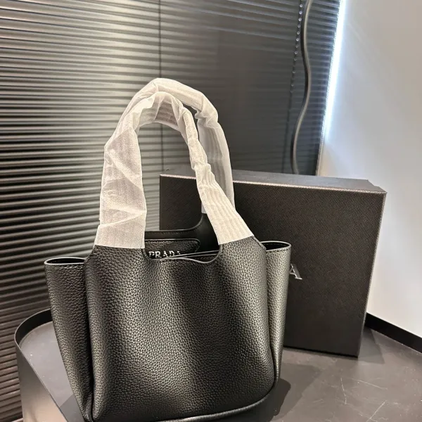 【2026】【PRADA 公式旗艦店】プラダ  ハンドバッグ 当日出荷 好評に付き再入荷！17*15CM
