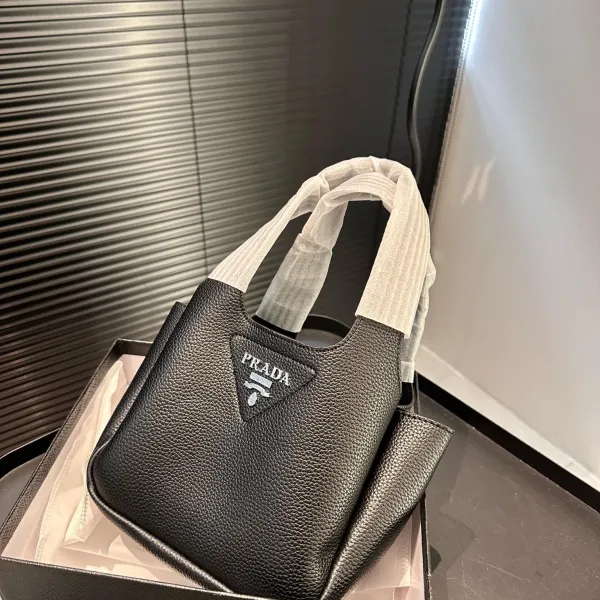 【2026】【PRADA 公式旗艦店】プラダ  ハンドバッグ 当日出荷 好評に付き再入荷！17*15CM