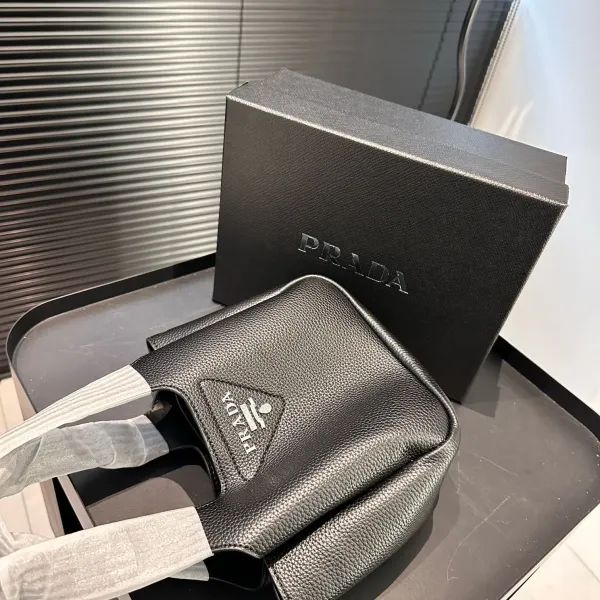 【2026】【PRADA 公式旗艦店】プラダ  ハンドバッグ 当日出荷 好評に付き再入荷！17*15CM