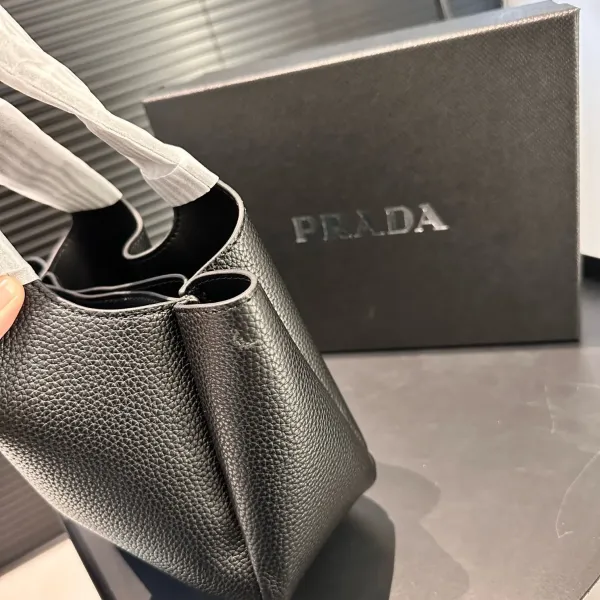 【2026】【PRADA 公式旗艦店】プラダ  ハンドバッグ 当日出荷 好評に付き再入荷！17*15CM