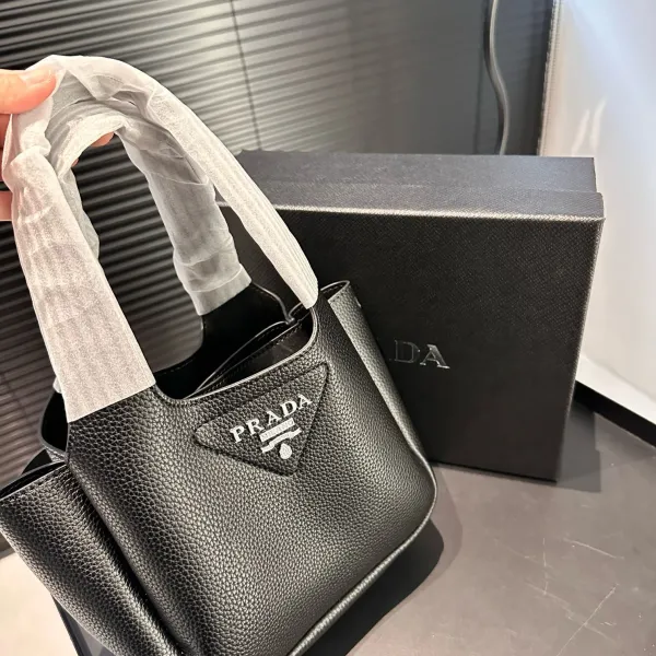 【2026】【PRADA 公式旗艦店】プラダ  ハンドバッグ 当日出荷 好評に付き再入荷！17*15CM