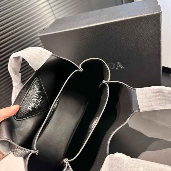 【2026】【PRADA 公式旗艦店】プラダ  ハンドバッグ 当日出荷 好評に付き再入荷！17*15CM