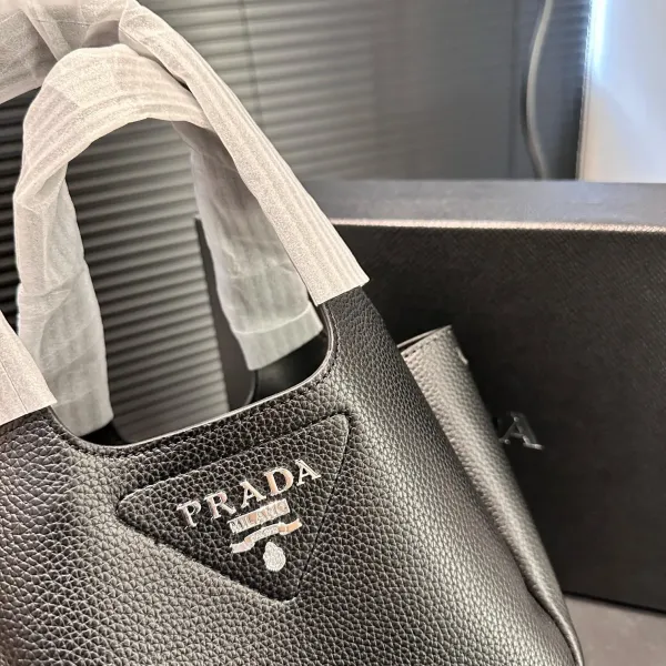 【2026】【PRADA 公式旗艦店】プラダ  ハンドバッグ 当日出荷 好評に付き再入荷！17*15CM