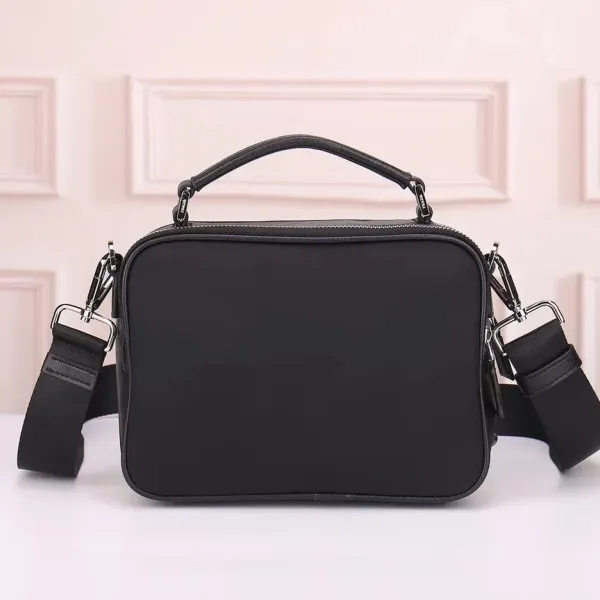 【2026】【PRADA 公式旗艦店】プラダ  斜めがけバッグ 当日出荷 好評に付き再入荷！22*16*8CM