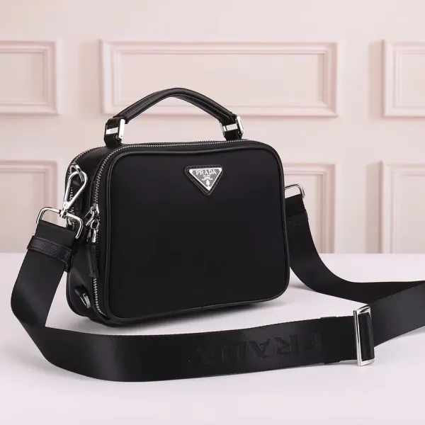 【2026】【PRADA 公式旗艦店】プラダ  斜めがけバッグ 当日出荷 好評に付き再入荷！22*16*8CM