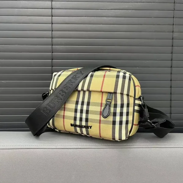 【2026】【BURBERRY 公式旗艦店】バーバリー  斜めがけバッグ 当日出荷 好評に付き再入荷！23*16CM