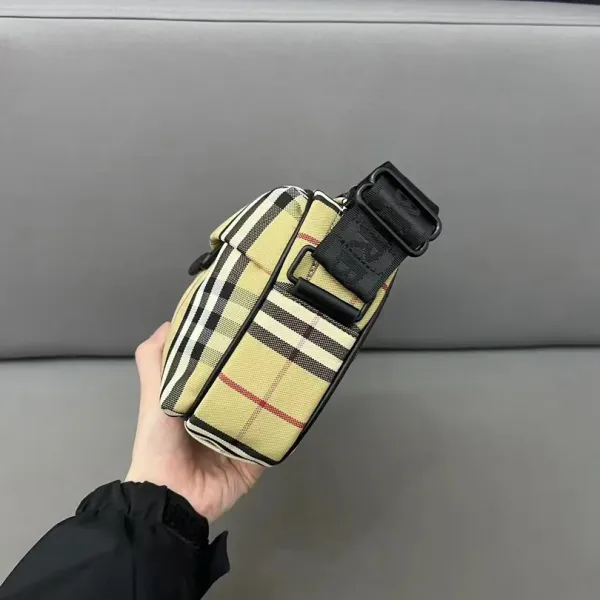 【2026】【BURBERRY 公式旗艦店】バーバリー  斜めがけバッグ 当日出荷 好評に付き再入荷！23*16CM