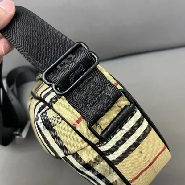 【2026】【BURBERRY 公式旗艦店】バーバリー  斜めがけバッグ 当日出荷 好評に付き再入荷！23*16CM