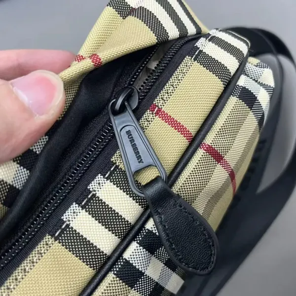 【2026】【BURBERRY 公式旗艦店】バーバリー  斜めがけバッグ 当日出荷 好評に付き再入荷！23*16CM