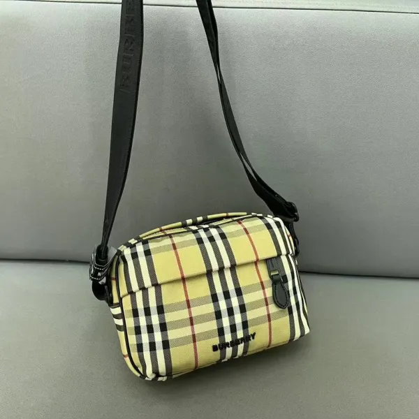 【2026】【BURBERRY 公式旗艦店】バーバリー  斜めがけバッグ 当日出荷 好評に付き再入荷！23*16CM