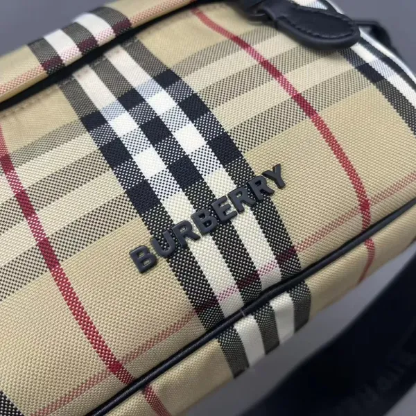 【2026】【BURBERRY 公式旗艦店】バーバリー  斜めがけバッグ 当日出荷 好評に付き再入荷！23*16CM