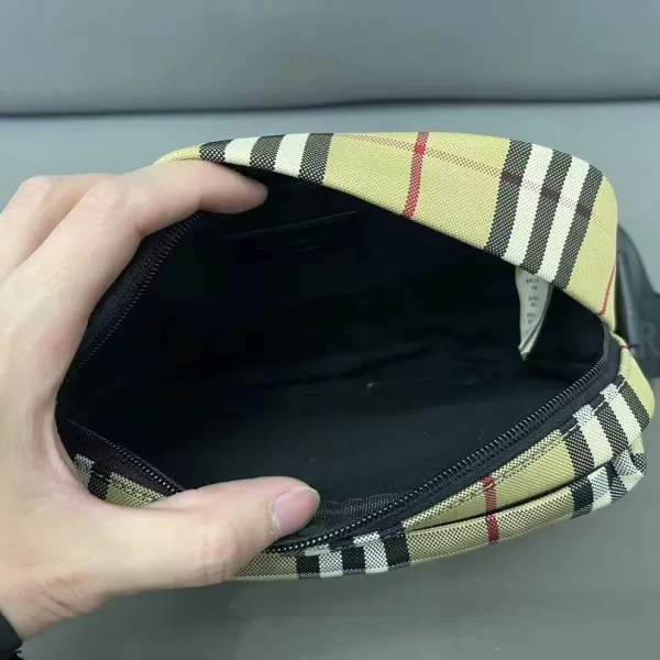 【2026】【BURBERRY 公式旗艦店】バーバリー  斜めがけバッグ 当日出荷 好評に付き再入荷！23*16CM