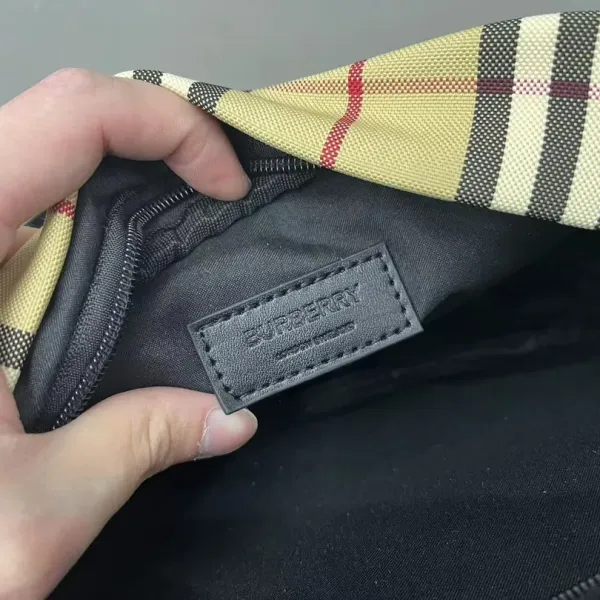 【2026】【BURBERRY 公式旗艦店】バーバリー  斜めがけバッグ 当日出荷 好評に付き再入荷！23*16CM