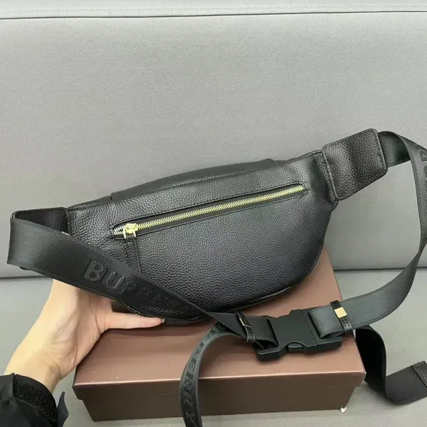【2026】【BURBERRY 公式旗艦店】バーバリー 胸ポケット  当日出荷 好評に付き再入荷！28*19CM