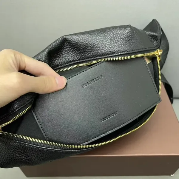 【2026】【BURBERRY 公式旗艦店】バーバリー 胸ポケット  当日出荷 好評に付き再入荷！28*19CM