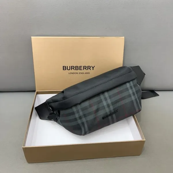 【2026】【BURBERRY 公式旗艦店】バーバリー 胸ポケット  当日出荷 好評に付き再入荷！30*14CM