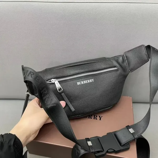 【2026】【BURBERRY 公式旗艦店】バーバリー 胸ポケット  当日出荷 好評に付き再入荷！28*19CM