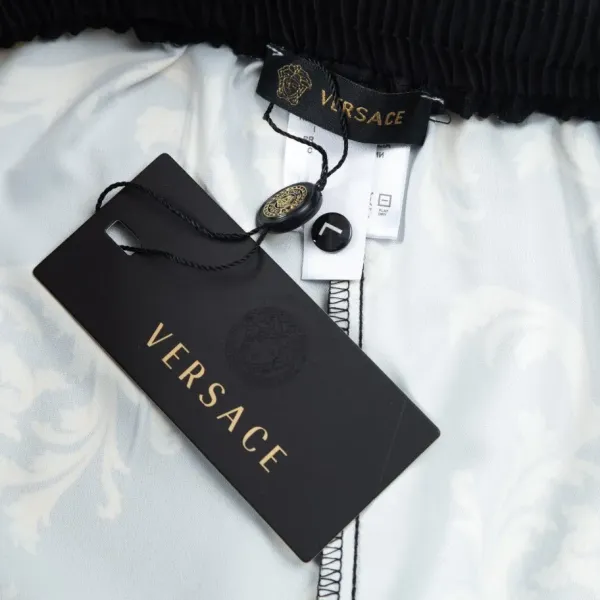 【2026】【VERSACE  公式旗艦店】ヴェルサーチ  ショートパンツ  ご好評に付き再入荷！