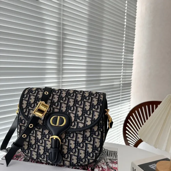 【2026】【DIOR公式旗艦店】ディオール  斜めがけバッグ当日出荷 好評に付き再入荷！23.5*13CM